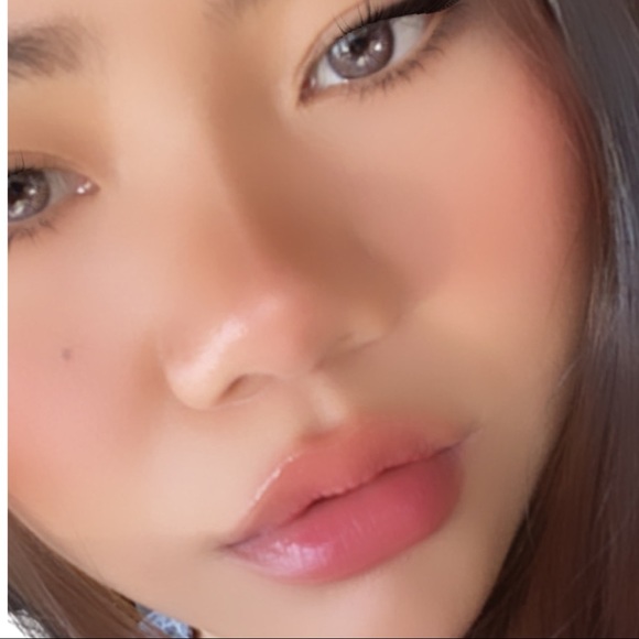 This plumping, hydrating  lipgloss makes your lips fuller, luscious & shine. - Picture 4 of 5